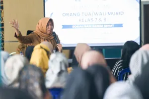 Dispendik Surabaya Sosialisasikan Pembatasan Gawai ke Ratusan Orang Tua Siswa SMPN 44