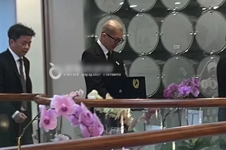 DJ Koo Hadiri Makam Barbie Hsu Saat Tahun Baru, Tampilkan Perasaan Mendalam 1 DJ Koo Hadiri Makam Barbie Hsu Saat Tahun Baru, Tampilkan Perasaan Mendalam