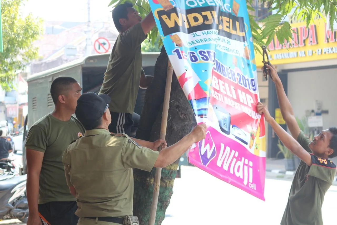 Penertiban Reklame di Sidoarjo: 38 Papan Iklan Melanggar Aturan Ditarik