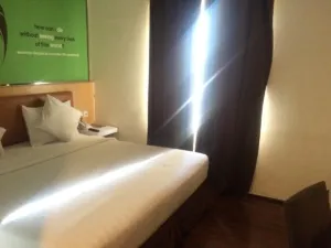 Pasar Hotel di Surabaya Menghadapi Tantangan Berat pada 2025