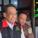 foto mashudi mantan camat sawahan madiun saat digelandang petugas kejaksaan negeri madiun