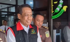 foto mashudi mantan camat sawahan madiun saat digelandang petugas kejaksaan negeri madiun