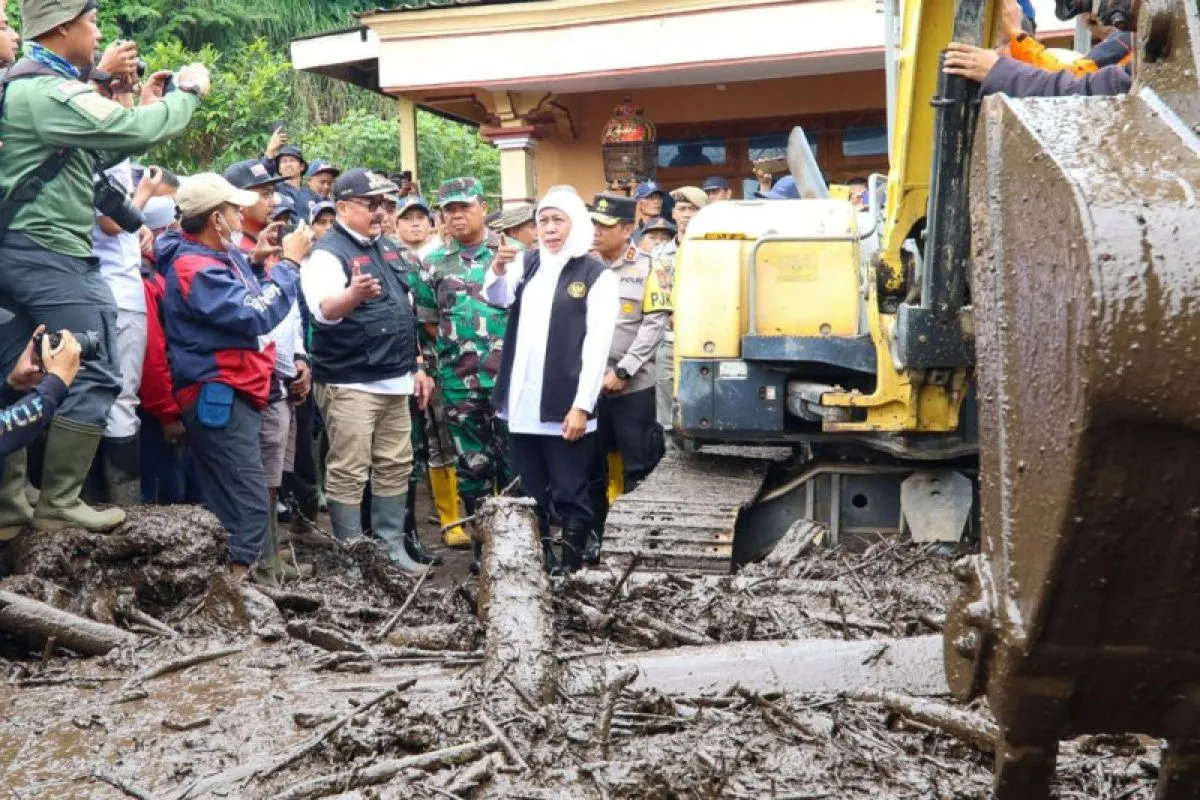 Gubernur Jawa Timur Tinjau Dampak Banjir di Situbondo, Fokus pada Normalisasi Sungai Lubawang