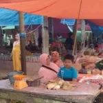 pantau harga sembako babinsa sambangi kios kios di pasar tradisional