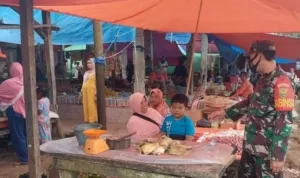 pantau harga sembako babinsa sambangi kios kios di pasar tradisional