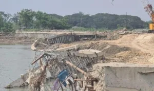 pelindung tebing Sungai Bengawan Solo yang berada di Bojonegoro diterjang banjir
