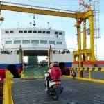 sepeda-motor-masuk-kapal-dermaga-pelabuhan-poto-tano.jpg Kapal Feri Lintas Lombok-Bali