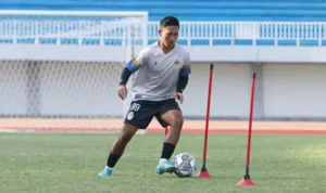 sesi-latihan-psim-yogyakarta-di-stadion-mandala-krida-foto-t-0fjb.jpg PSIM Yogyakarta ,Persebaya Surabaya