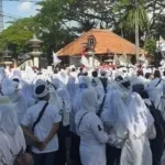 suasana-saat-ribuan-tenaga-kesehatan-unjuk-rasa-di-dprd-pamekasan.jpg suasana saat ribuan tenaga kesehatan unjuk rasa di dprd pamekasan