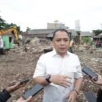 walikota tinjau pembongkaran rumah taman pelangi41 walikota tinjau pembongkaran rumah taman pelangi41