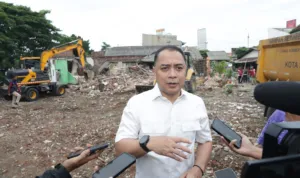 walikota tinjau pembongkaran rumah taman pelangi41 walikota tinjau pembongkaran rumah taman pelangi41