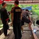 warga dan bpbd ponorogo membangun jembatan sesek