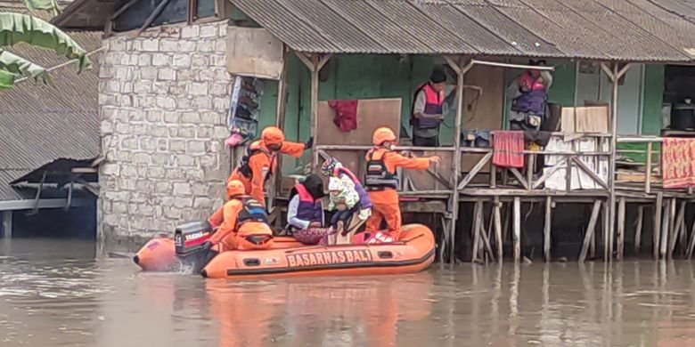 Banjir di Bali: Warga dan Wisatawan Terjebak di Jalan Terendam Air