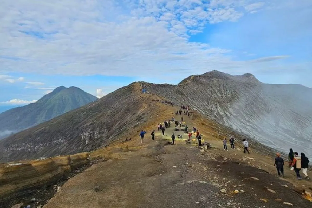 Pendaki Muda Ditemukan Selamat Setelah Pencarian Intensif di Kawah Ijen 1 Pendaki Muda Ditemukan Selamat Setelah Pencarian Intensif di Kawah Ijen