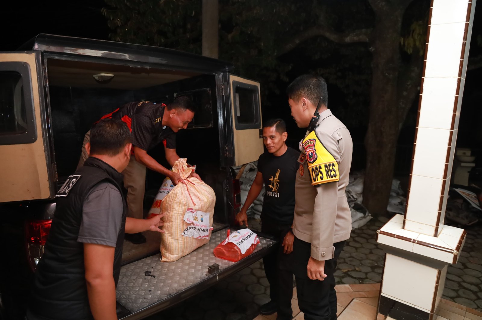 Polres Jember Salurkan Bantuan Sembako untuk Warga Terdampak Banjir di Desa Pakis 1 Polres Jember Salurkan Bantuan Sembako untuk Warga Terdampak Banjir di Desa Pakis