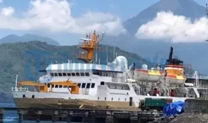 KM-Sangiang-sandar-di-dermaga-Pelabuhan-Ahmad-Yani-Ternate.jpg KM Sangiang sandar di dermaga Pelabuhan Ahmad Yani Ternate