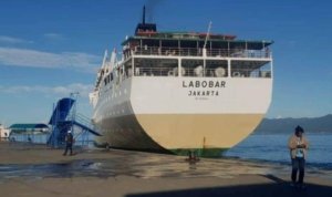 Km Labobar berlabuh di Pelabuhan Yos Sudarso