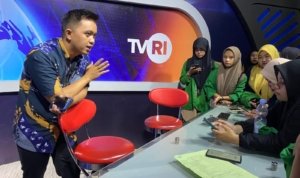 Mahasiswa-Jurnalistik-UIN-Alauddin-Belajar-Manajemen-Media-Massa-di-TVRI-Sulsel.jpg Mahasiswa Jurnalistik UIN Alauddin Belajar Manajemen Media Massa di TVRI Sulsel