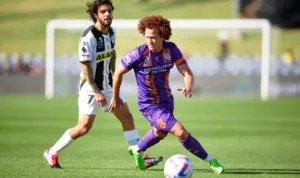Mustafa Amini on the ball v Macarthur FC cropped
