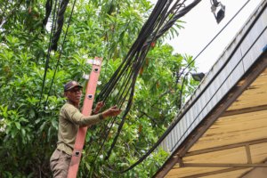 Langgar Perda, Pemkot Surabaya Tertibkan Utilitas Kabel FO dan Tiang Provider di Kawasan Jalan  Adityawarman