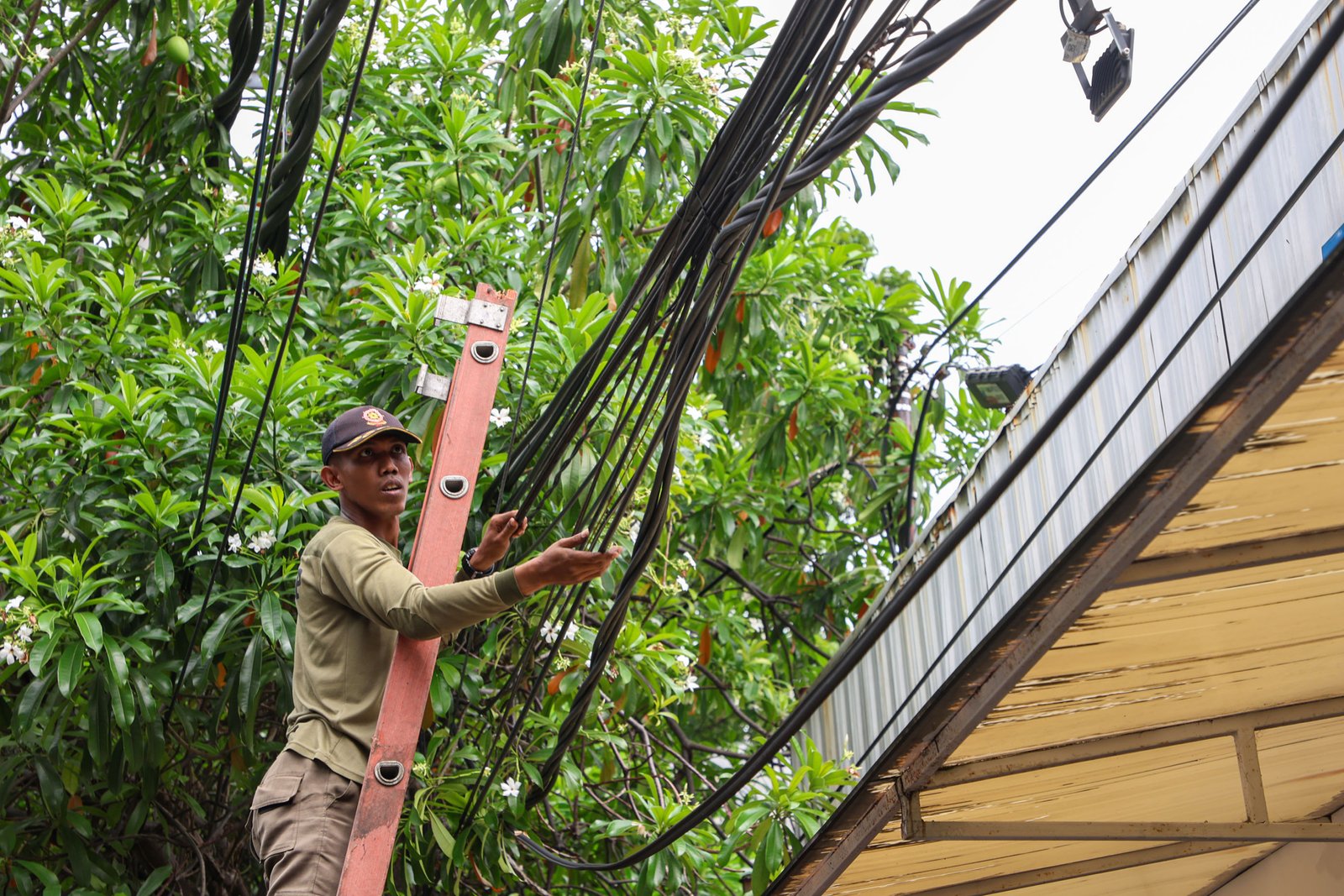Langgar Perda, Pemkot Surabaya Tertibkan Utilitas Kabel FO dan Tiang Provider di Kawasan Jalan  Adityawarman