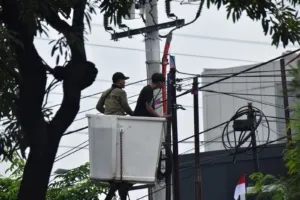 Tak Berizin, 18 Tiang Kabel Fiber Optik di Jalan Panjang Jiwo Ditertibkan Satpol PP Surabaya