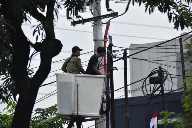 Tak Berizin, 18 Tiang Kabel Fiber Optik di Jalan Panjang Jiwo Ditertibkan Satpol PP Surabaya