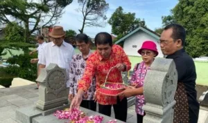 Peringatan-HPN-ke-77-PWI-DIY-Lakukan-Ziarah-ke-Makam-makam-Tokoh-Pers.jpg Peringatan HPN ke 77 PWI DIY Lakukan Ziarah ke Makam makam Tokoh Pers