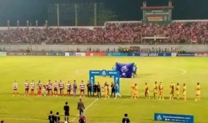 Pertandingan Madura United melawan Dewa United di Stadion Gelora Bangkalan SGB