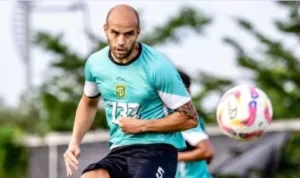 Risto-Mitrevski-saat-menjalani-sesi-latihan-Persebaya-Surabaya-di-Lapangan-ABC.jpg Risto Mitrevski saat menjalani sesi latihan Persebaya Surabaya di Lapangan ABC