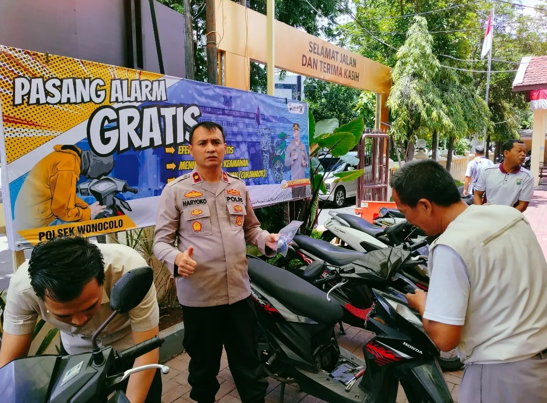 Pasang Alarm Gratis di Polsek Wonocolo Sepuluh Pendaftar Pertama Diberi Bonus Buah Durian