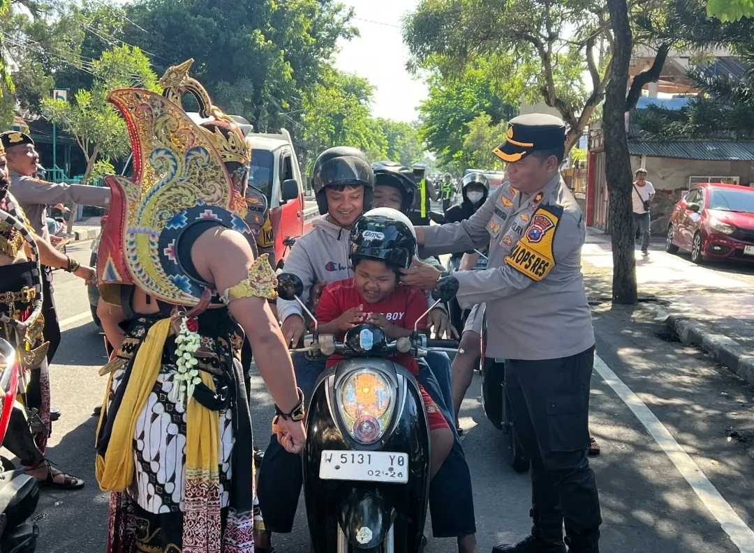 Unik..! Polres Blitar Kota Terjunkan Gatotkaca dan Werkudara Sosialisasikan Ops Keselamatan Semeru 2026 1 Unik..! Polres Blitar Kota Terjunkan Gatotkaca dan Werkudara Sosialisasikan Ops Keselamatan Semeru 2026