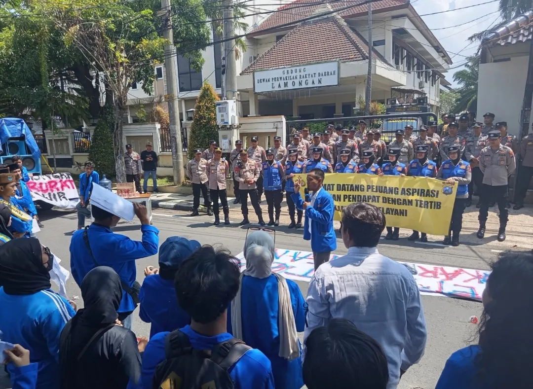 Polres Lamongan Berikan Pelayanan Humanis, Aksi Unjuk Rasa PC PMII di DPRD Kondusif