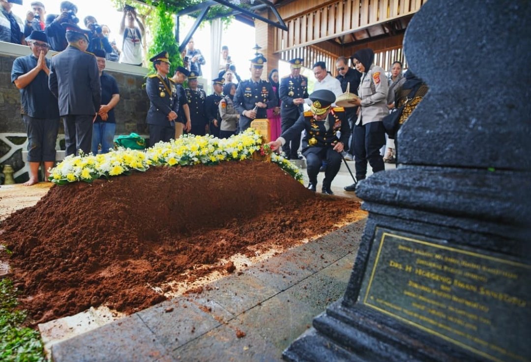 Hadiri Pemakaman, Kapolri: Pesan Eyang Meri Jadi Inspirasi dan Semangat Keluarga Besar Polri
