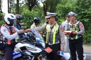 Polres Gresik Gencarkan Edukasi Keselamatan, Pengguna Jalan Tertib Dapat Cokelat