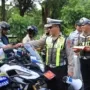 Polres Gresik Gencarkan Edukasi Keselamatan, Pengguna Jalan Tertib Dapat Cokelat