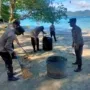 Gotong Royong Polres Trenggalek Bersihkan Area Pantai Mutiara Watulimo