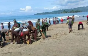 TNI–Polri dan Warga Bersihkan Pantai Konang Trenggalek