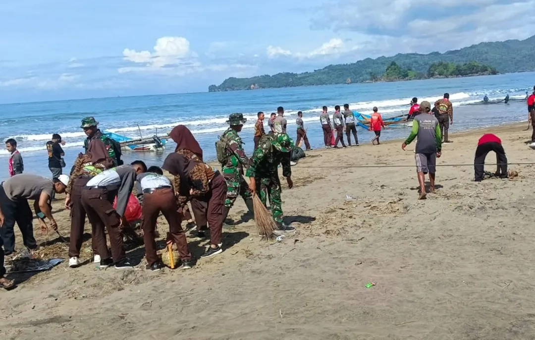 TNI–Polri dan Warga Bersihkan Pantai Konang Trenggalek
