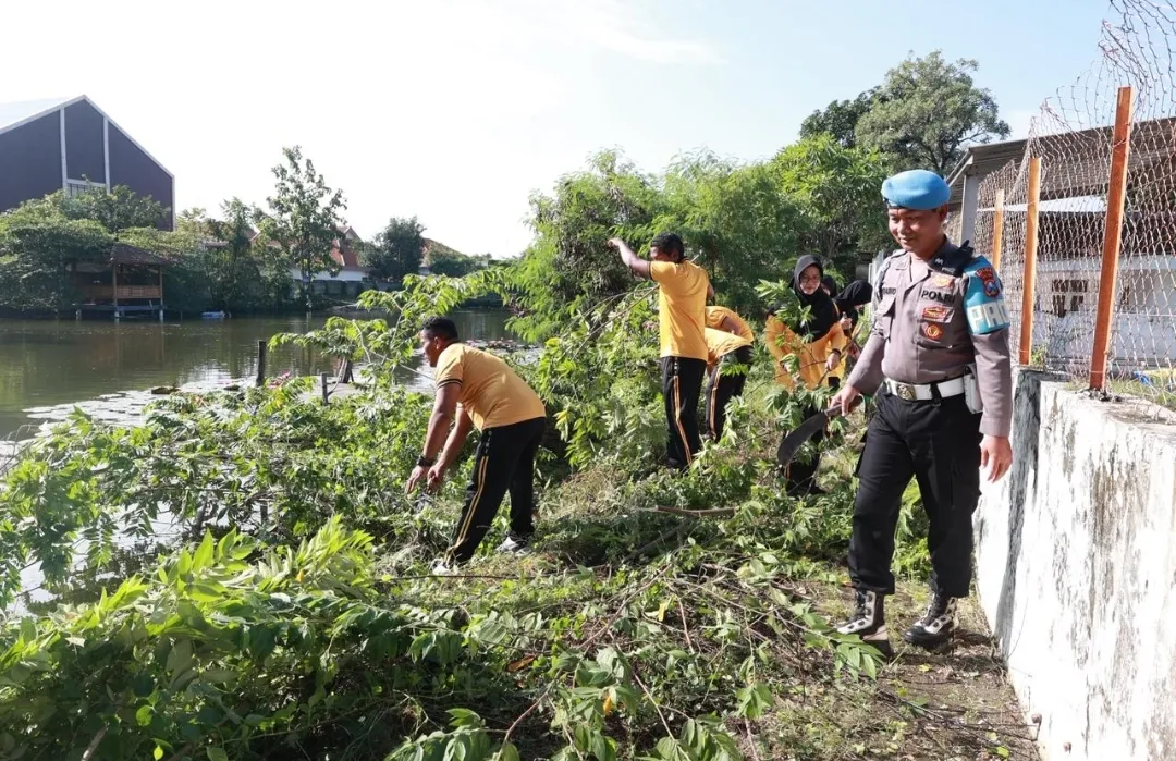 Polda Jatim Gelar Kerja Bakti Serentak Laksanakan Program Gerakan Indonesia Asri 1 Polda Jatim Gelar Kerja Bakti Serentak Laksanakan Program Gerakan Indonesia Asri