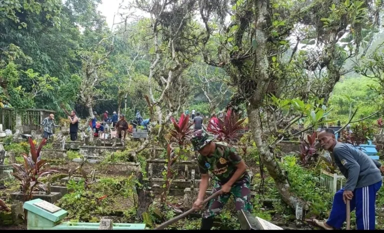 Babinsa Bersama Warga Bersihkan TPU Tanggulkundung