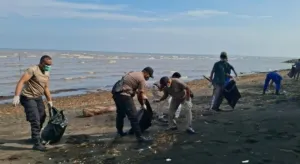 Gerakan Indonesia Asri : Polres Probolinggo Bersama Warga Percantik Destinasi Wisata Pantai