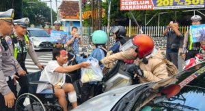 Polres Blitar Kota Edukasi Pengguna Jalan di Operasi Keselamatan Semeru Dengan Berbagi Sayur