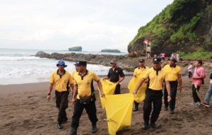 Polres Jember Laksanakan Gerakan Indonesia Asri Bersihkan Pantai Watu Ulo