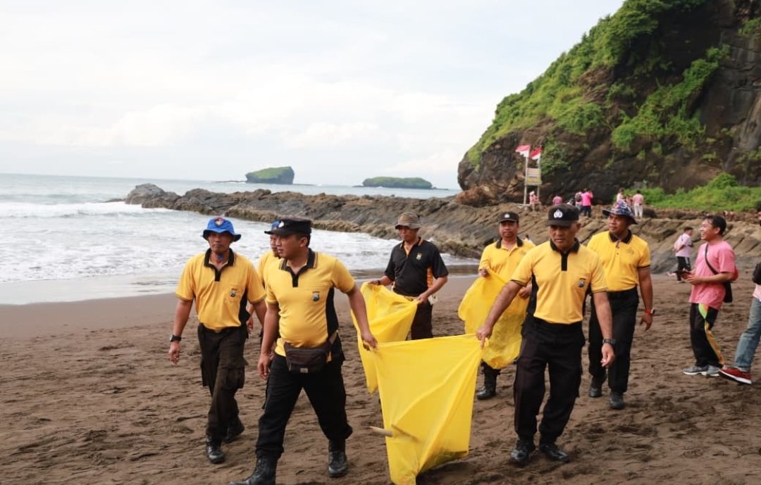 Polres Jember Laksanakan Gerakan Indonesia Asri Bersihkan Pantai Watu Ulo