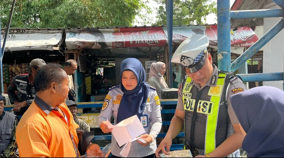 Upaya menekan Kecelakaan Satlantas Polres Pasuruan Gelar Ramp Check Angkutan Umum di Terminal Pandaan