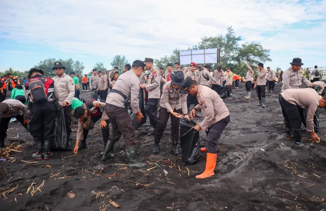Polres Lumajang Gelar Aksi Bersih – bersih Wujudkan Pantai Watu Pecak Asri