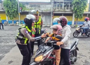 Hari Kesepuluh Operasi Keselamatan Semeru Polres Lumajang Beri Hadiah Pengendara Tertib