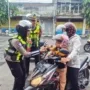 Hari Kesepuluh Operasi Keselamatan Semeru Polres Lumajang Beri Hadiah Pengendara Tertib