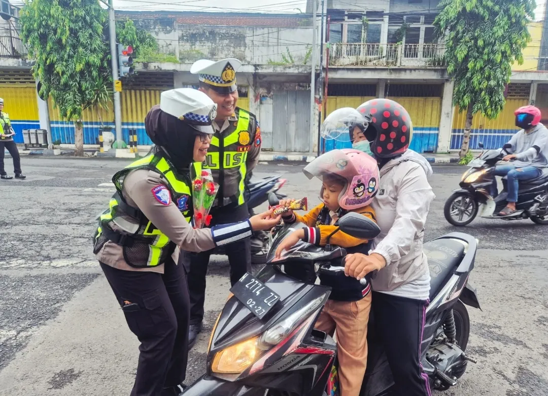 Hari Kesepuluh Operasi Keselamatan Semeru Polres Lumajang Beri Hadiah Pengendara Tertib